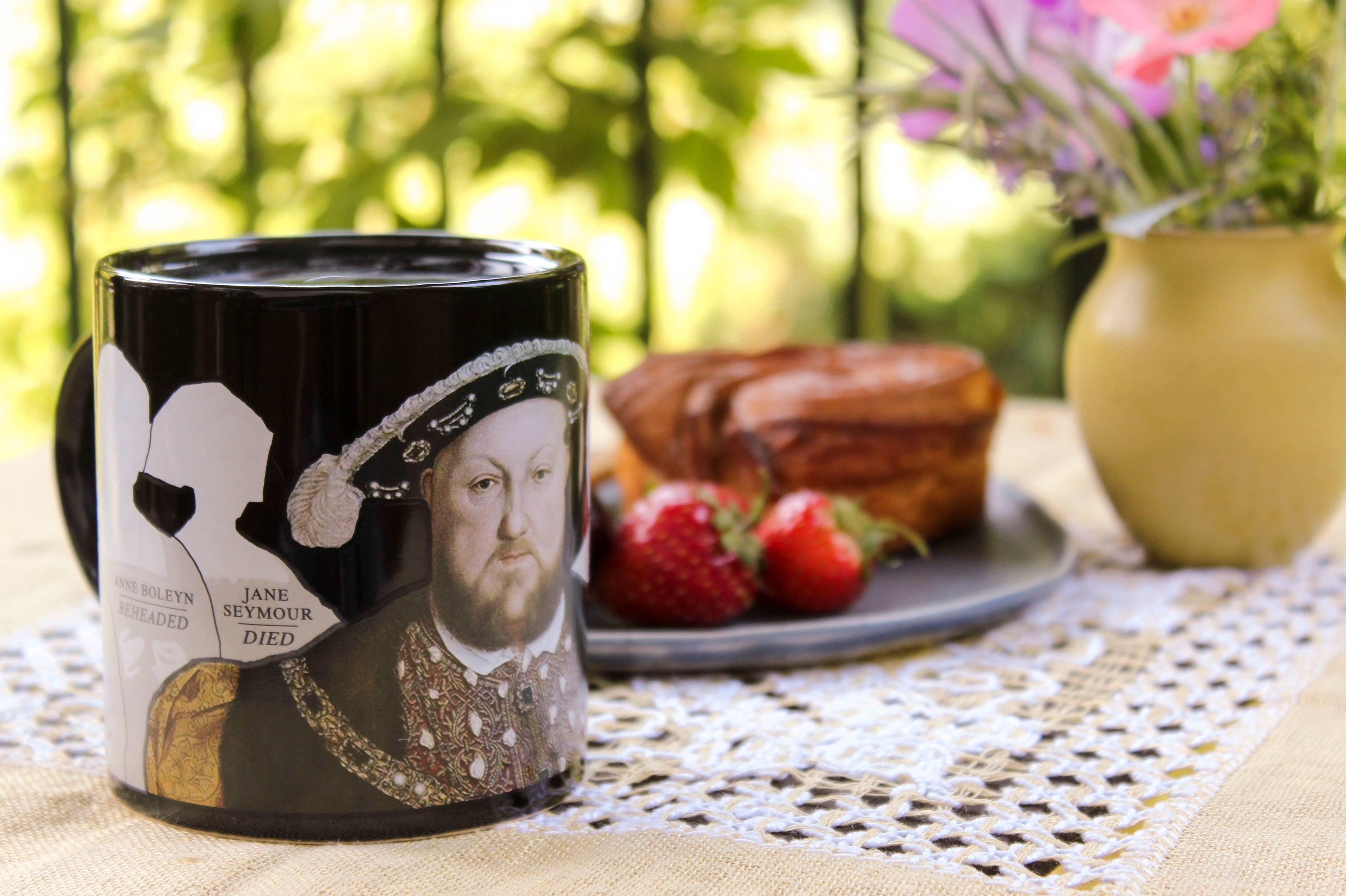 King Henry VIII -lämmön vaikutuksesta muuttuva muki