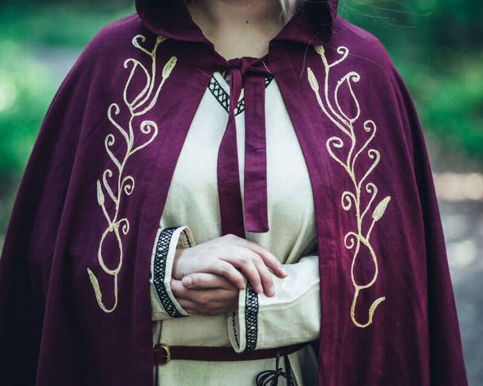 Kirjailtu viitta Lyra