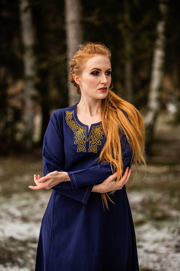 Aslaug-viikinkimekko, kirjailtu sininen mekko, kuvakulma 2