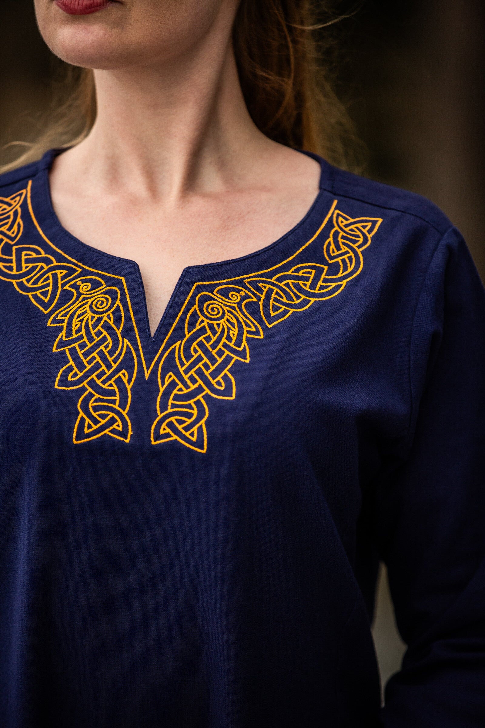 Aslaug-viikinkimekko, kirjailtu sininen mekko, kuvakulma 3