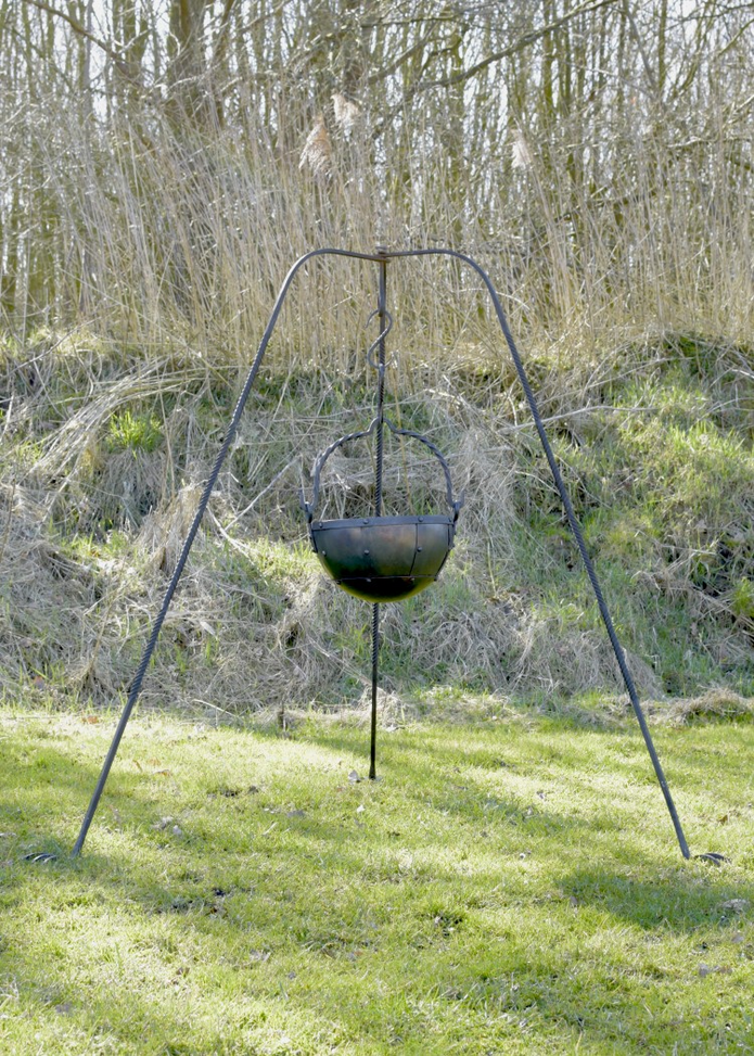 Kolmijalka, käsin taottu, n. 155cm