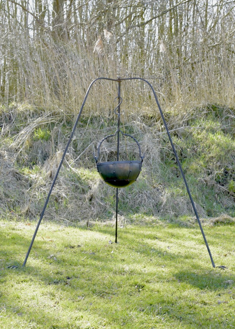 Kolmijalka, käsin taottu, n. 155cm
